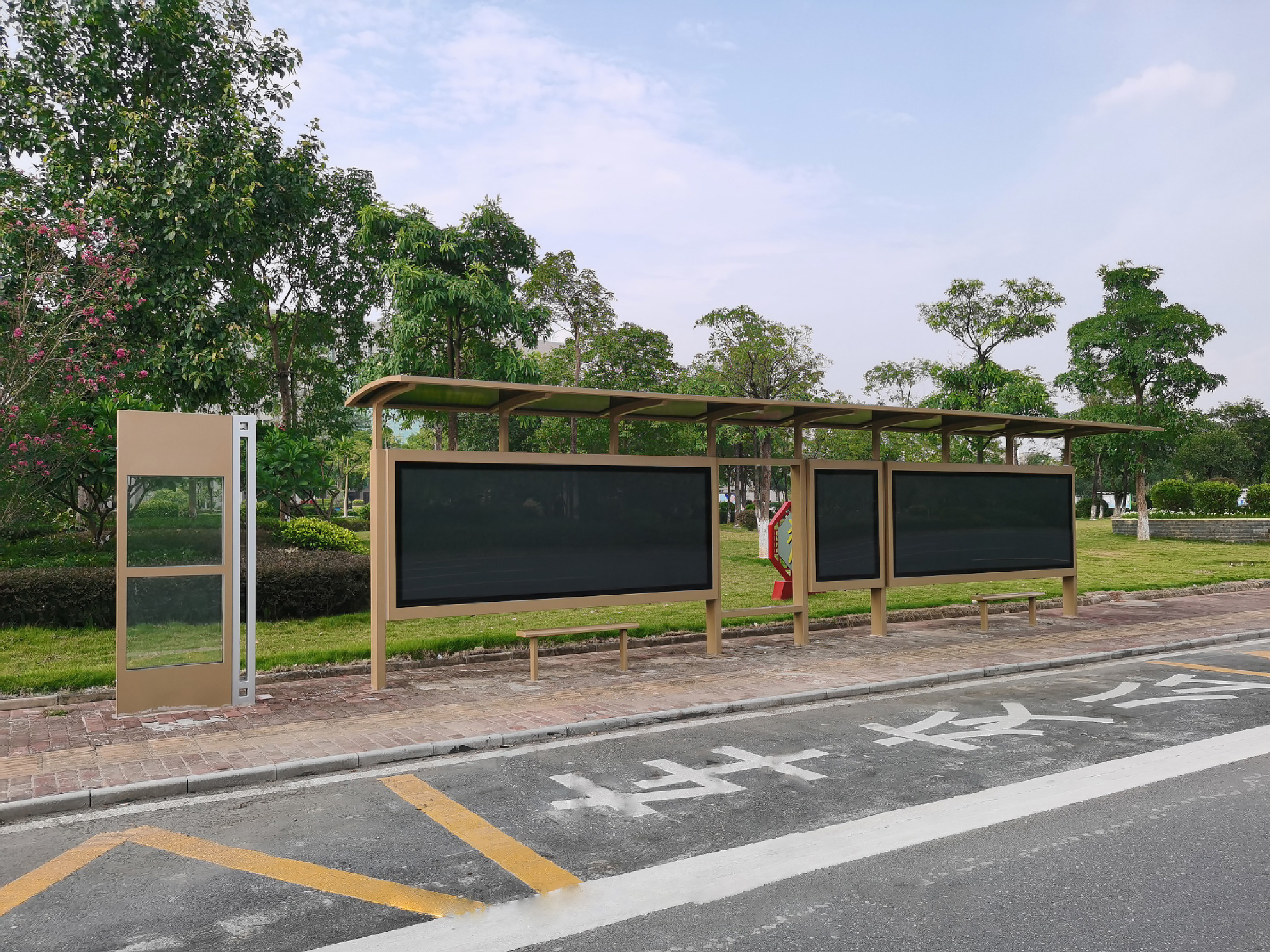 广东潇湘公交候车亭